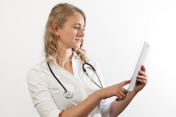 Junge, blonde Ärztin mit Tablet, Diagnose