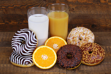 Ciambelle , succo d'arancia e latte