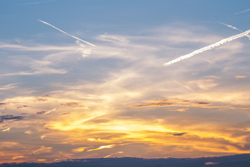 Bewegter Himmel im Sonnenuntergang