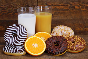 Ciambelle , succo d'arancia e latte