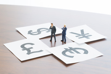 Fototapeta premium 為替について考えるビジネスマン