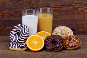 Fototapeta na wymiar Ciambelle succo d'arancia e latte