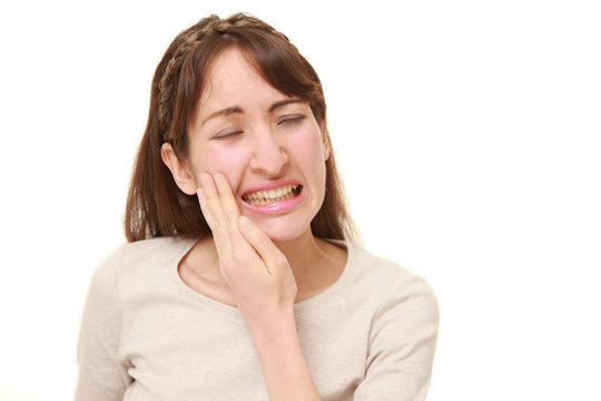 激しい虫歯の痛みに苦しむアラサーの女性
