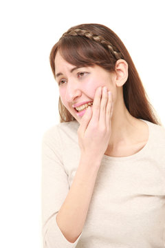 激しい虫歯の痛みに苛まれるアラサーの女性