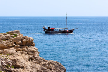 Einsames Boot an Küste