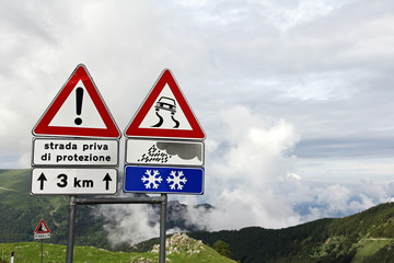 Verkehrsschilder im Gebirge und auf gef&auml;hrlichen Stra&szlig;en
