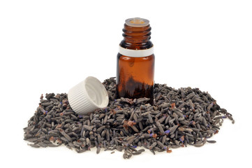 Flacon d'huile essentielle de lavande au milieu de fleurs de lavande