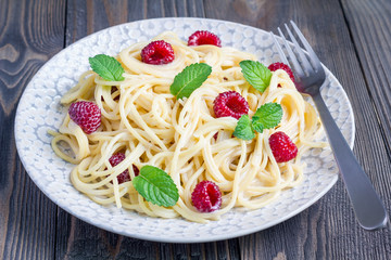 Spaghetti with sour cream, honey and raspberries, vegetarian, orizontal