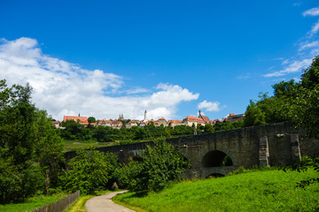 Fototapeta na wymiar Stadtpanorama mit Tauberbrücke