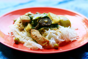 Rice noodles with Green curry chicken in coconut milk
