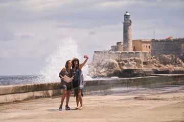 Crédence de cuisine en verre imprimé Havana Tourist Girls Taking Selfie With Mobile Phone In Havana Cuba
