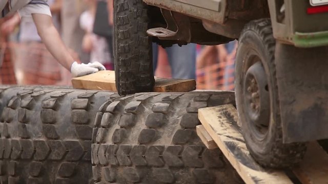 Overcome artificial roadblocks during the competition on road trial 4x4
