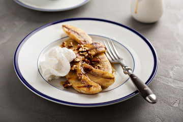 Grilled bananas for dessert
