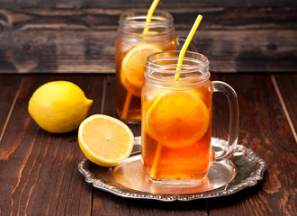 Iced tea with lemon slices