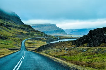 Selbstklebende Fototapete Skandinavien kurvenreiche Straße an der Küste des Ozeans in Island