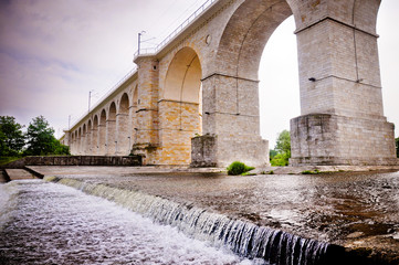 Aqueduct-like railway bridge in Poland © Mangojuicy