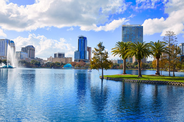 Naklejka premium Panoramę Orlando z jeziora Eola na Florydzie w USA