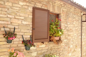 Fototapeta na wymiar Fenster in einem italienischen Natursteinhaus