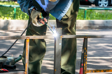 welder makes metal fence