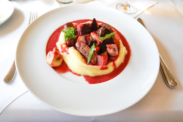 Rindfleisch mit Roter Bete und Kartoffelpüree