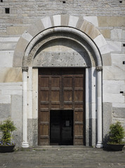 Romanesque Stone Doorway: A simply carved stone doorway from the Romanesque Basilica di Sant'Abbondio in Como, Italy - 114389147