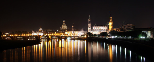 Fototapeta na wymiar view on the baroque skyline of the city of dresden