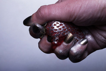 hand crumple silver strawberry