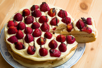 strawberry cake with cream