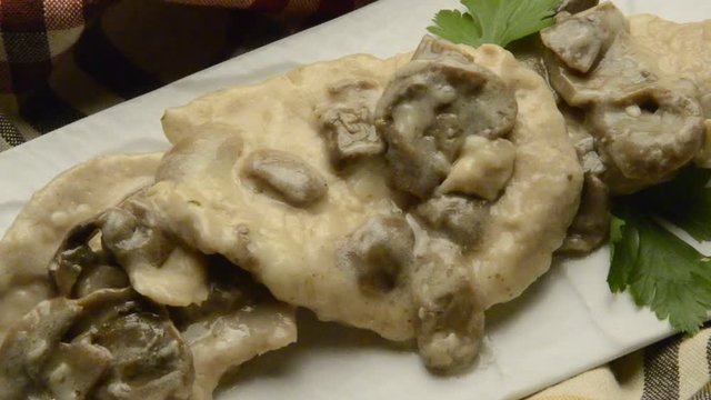 スカロピーネ 스칼로핀 Veal scaloppine with porcini caloppine de ternera con funghi mushrooms Scaloppina Scaloppa