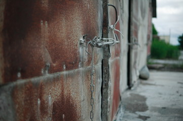 古い倉庫の鉄扉