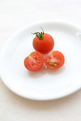 皿の上のミニトマト
