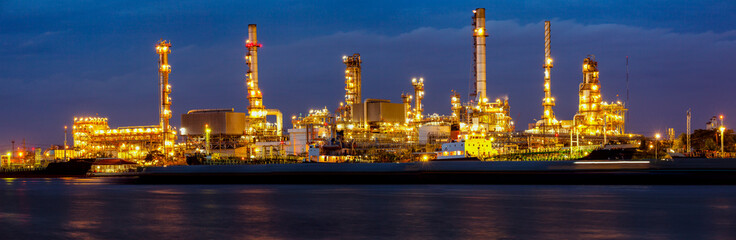 Obraz na płótnie Canvas Oil refinery, business industry factory concept can use as backg