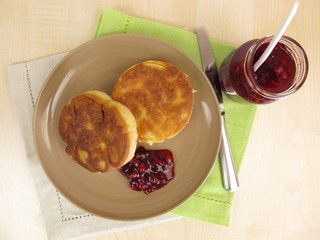 Crumpets mit Preiselbeeren