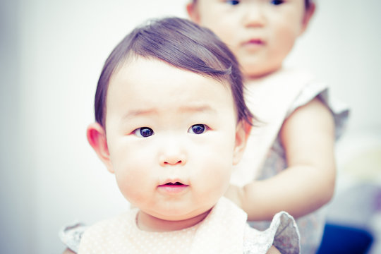 かわいい双子の赤ちゃん 日本人 アジア人