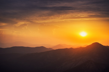Fototapeta na wymiar Beautiful sunset over the mountain