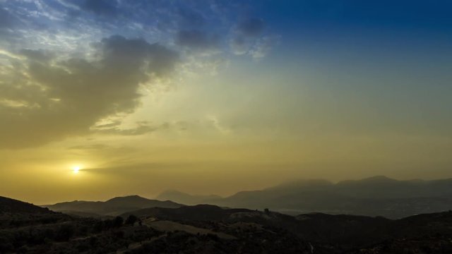 Ende eines Tagen &uuml;ber den Gipfeln von Kreta (Timelapse, 4k UHD)