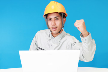 ガッツポーズの労働者