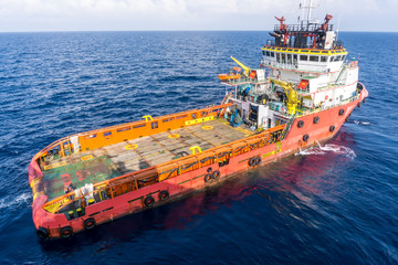 Anchor Handling Tugboat in action at oilfield © wanfahmy
