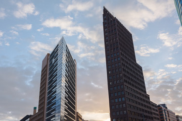Obraz premium Clouds above modern office buildings