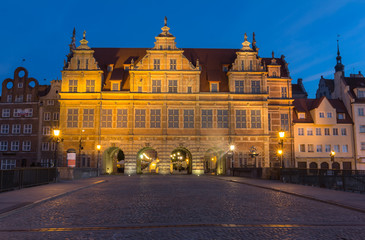 Gdańsk, nocny widok Bramy Zielonej od strony Motławy. Brama ta została wybudowana w 1568 w stylu manieryzmu niderlandzkiego - obrazy, fototapety, plakaty