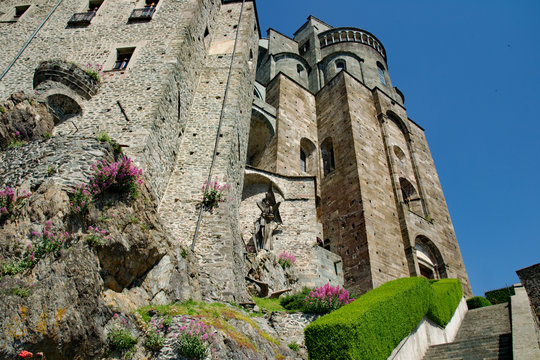 Das Kloster Sacra di San Michaele im italienischen Piemont thront seit fast 1000 Jahren 962m hoch am Eingang des Susa-Tales. Hier wurde der Roman " Im Namen der Rose" verfilmt.