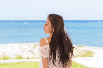 Fototapeta na wymiar 沖縄の海と若い女性