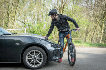 wütender radfahrer im straßenverkehr