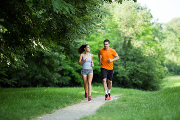 Couple athlétique jogging dans la nature