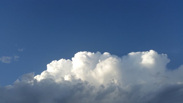 nuvole bianche e cielo blu