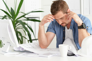 Obraz premium businessman working with computer