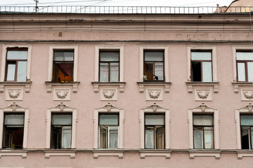 Obraz premium Facade of classical building with rows of windows.