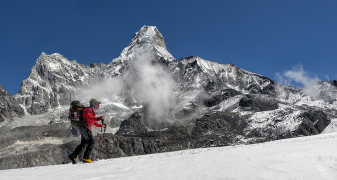 Nepal, Himalaya, Solo Khumbu, Ama Dablam, man trekking
