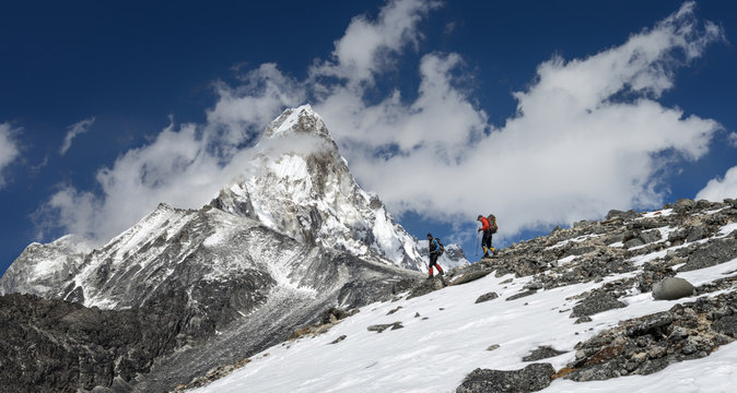 Nepal, Himalaya, Solo Khumbu, Ama Dablam, two men trekking