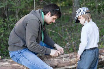 Fototapeta na wymiar dad and little son having picnic